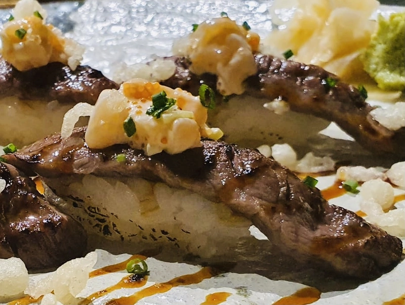 Nigiri Wagyu con crujiente de tempura y tartar de vieira (aburi)